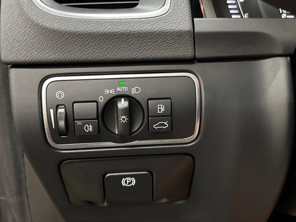 Used 2017 Onyx Black Metallic Volvo T5 image 30
