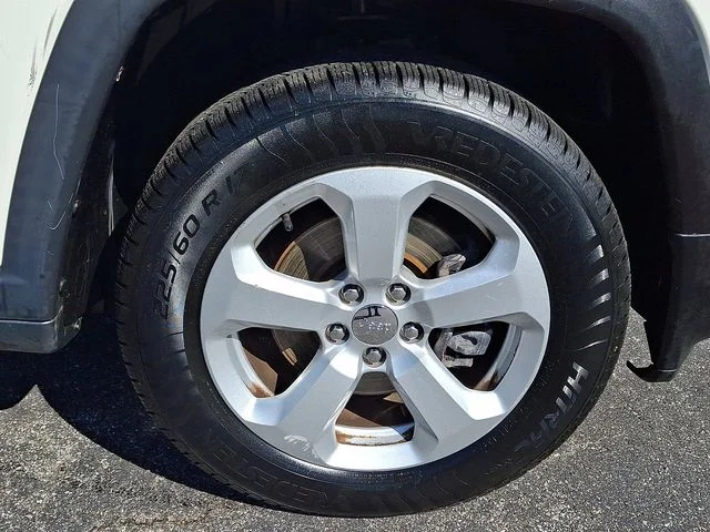 Used 2018 White Jeep Latitude image 8