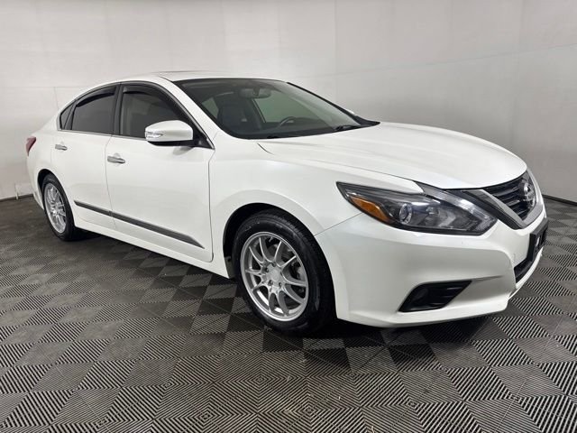Used 2018 White Nissan 2.5 SL image 1