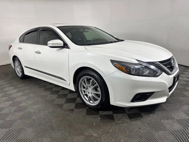 Used 2018 White Nissan 2.5 SL image 1