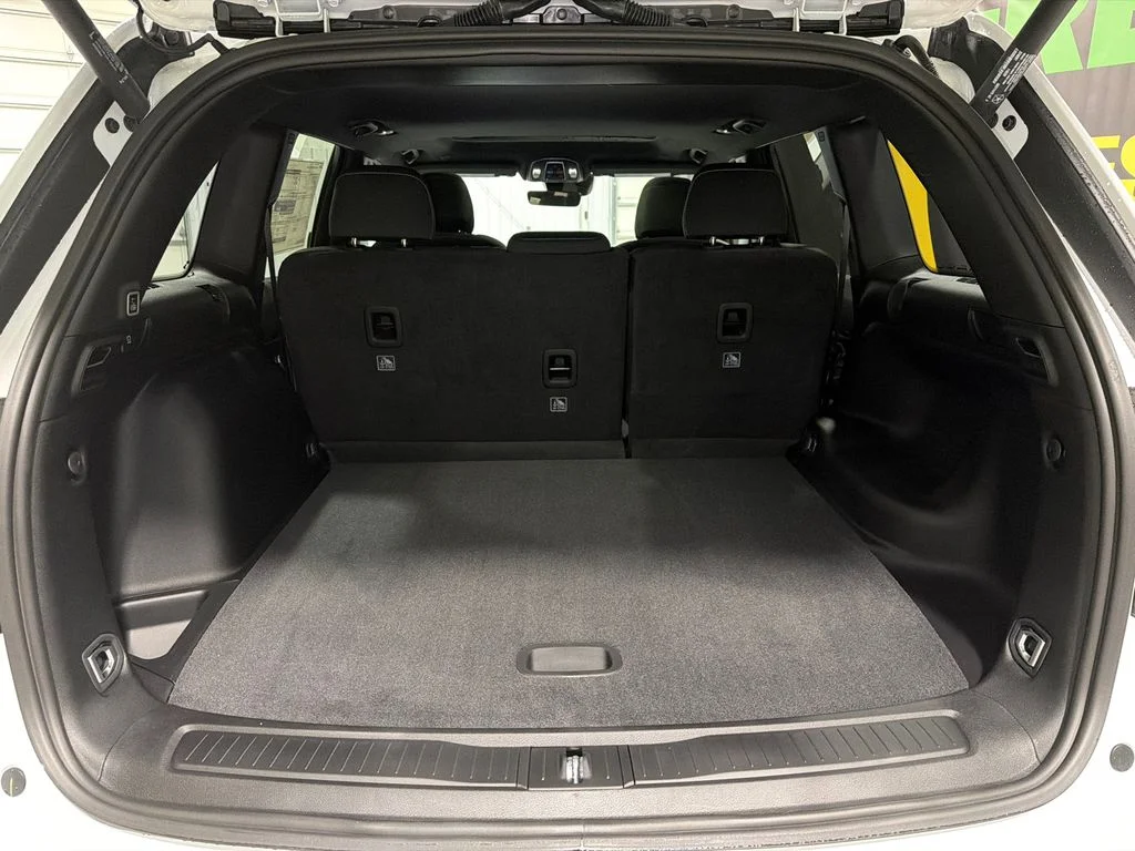 New 2026 Bright White Clear-Coat Exterior Paint Jeep Laredo X image 37