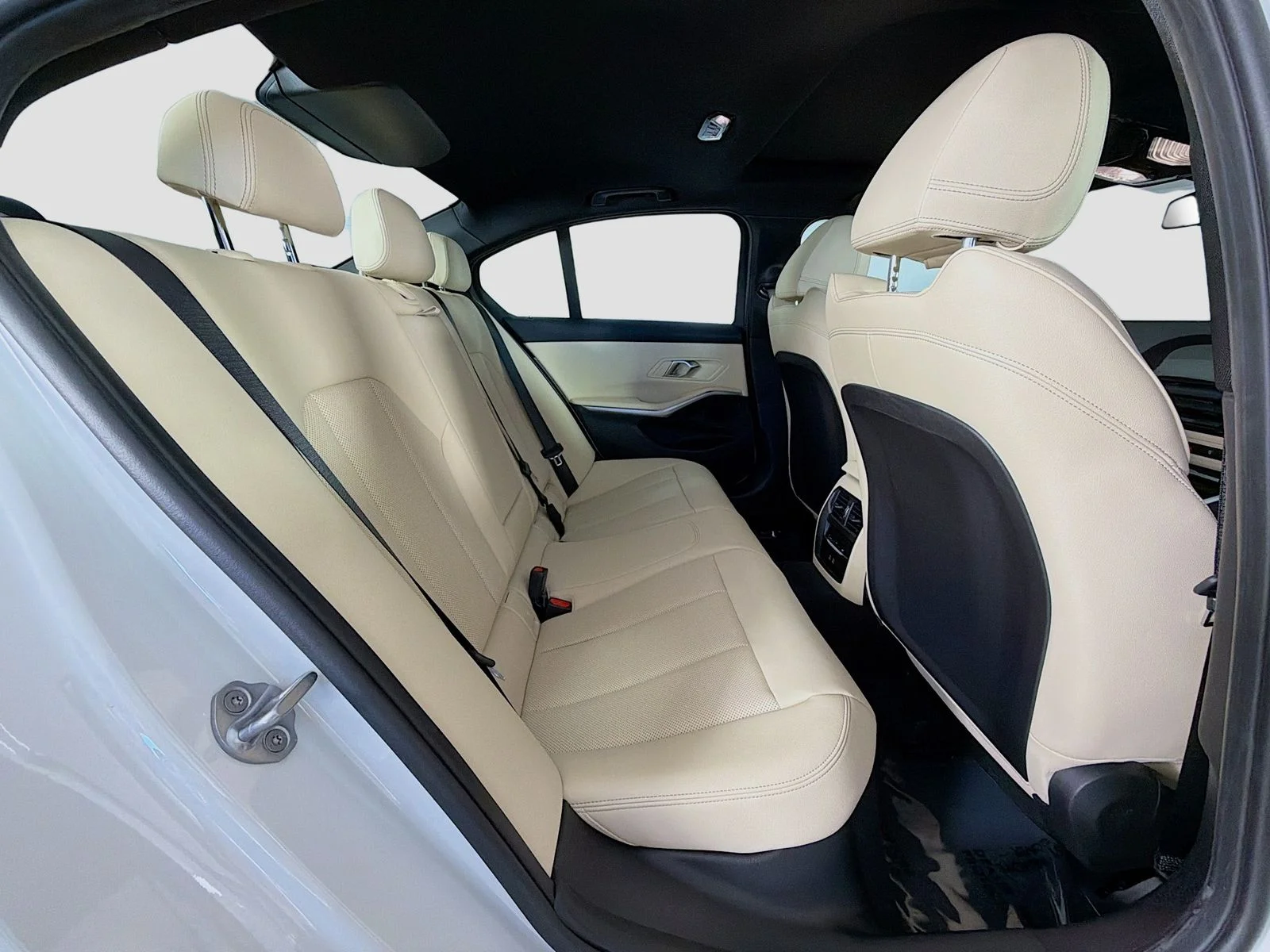 New 2026 Mineral White Metallic BMW 330i image 28