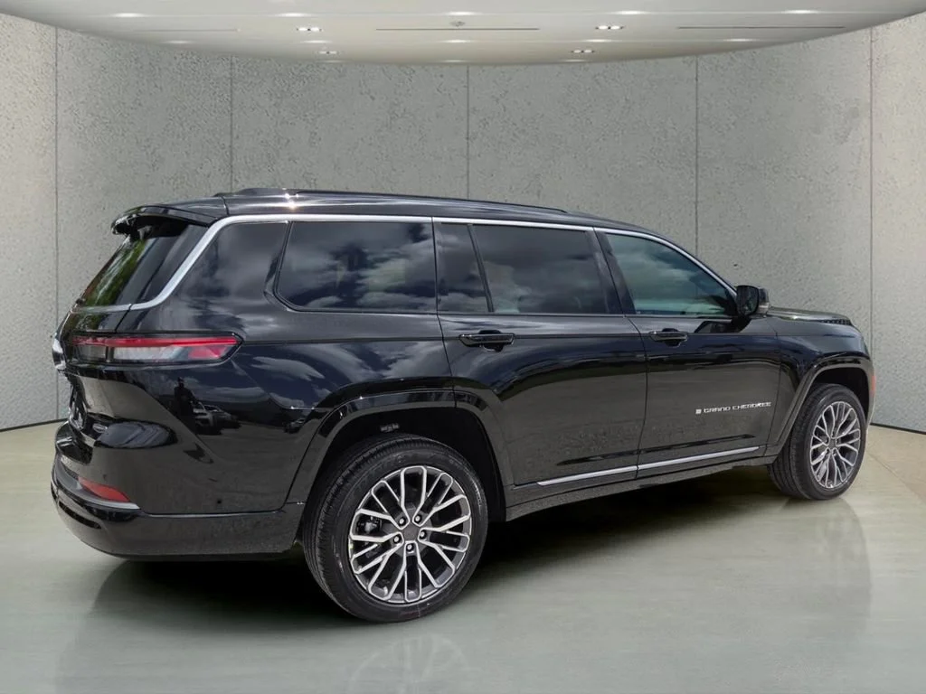 New 2026 Diamond Black Crystal Pearl-Coat Exterior Paint Jeep Summit image 4