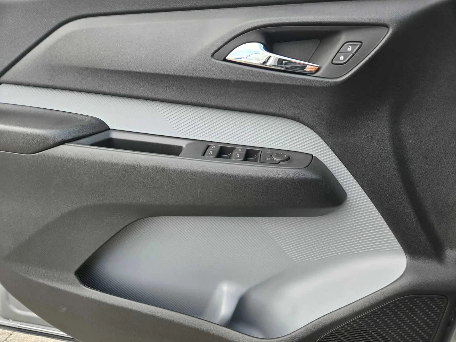 New 2027 Sterling Grey Metallic Chevrolet LT image 19