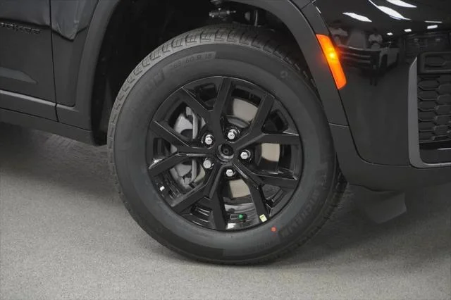 New 2026 Diamond Black Crystal Pearl-Coat Exterior Paint Jeep Laredo image 4