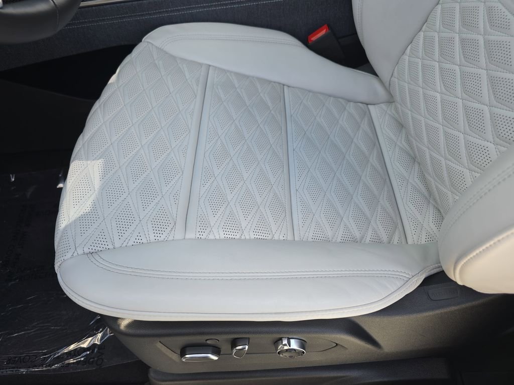 Used 2025 Silver Cadillac V-Series image 34