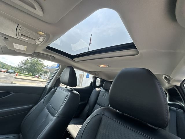 Used 2017 White Nissan SL image 18