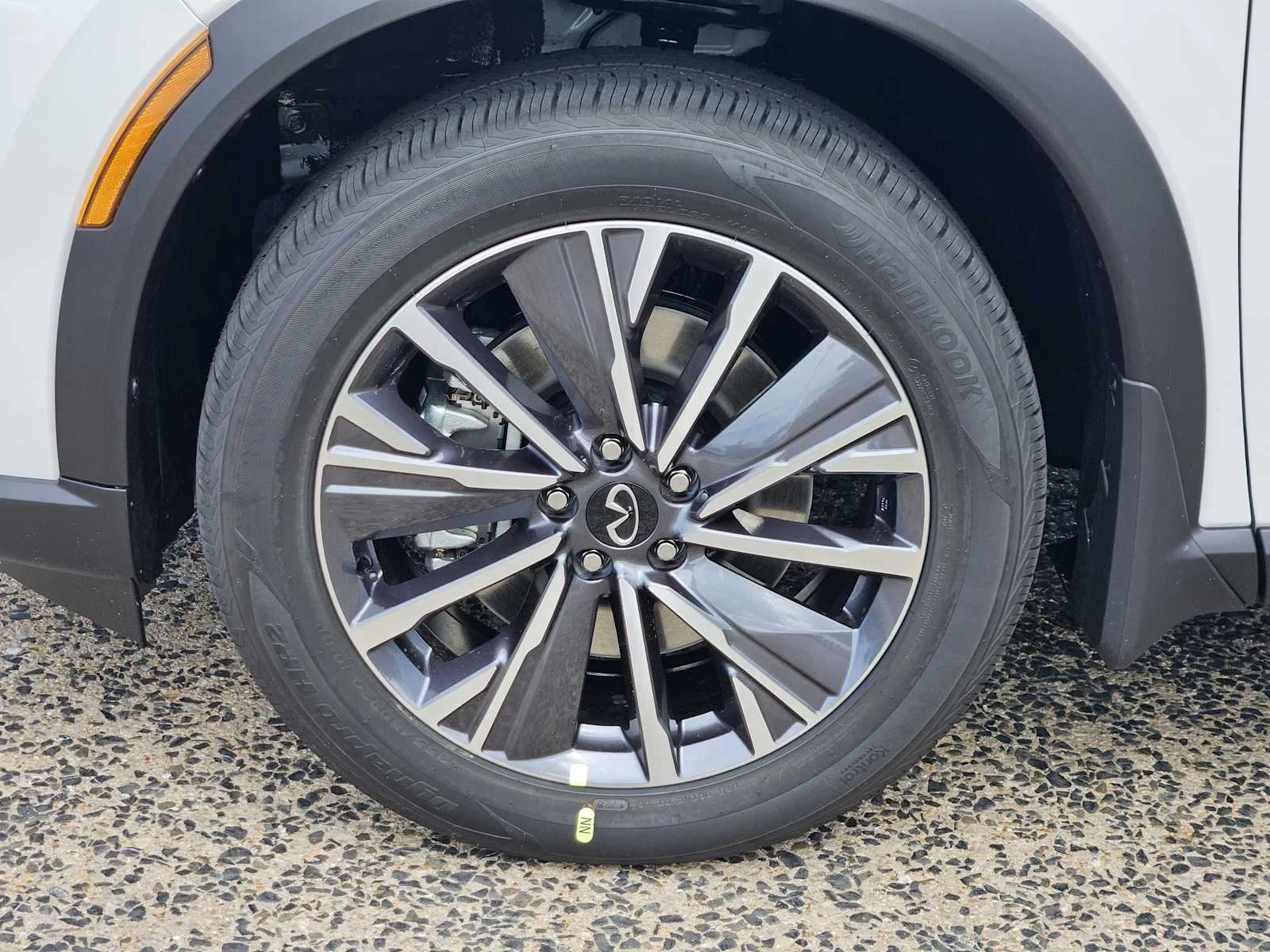 New 2027 RADIANT WHITE INFINITI Luxe FWD image 7