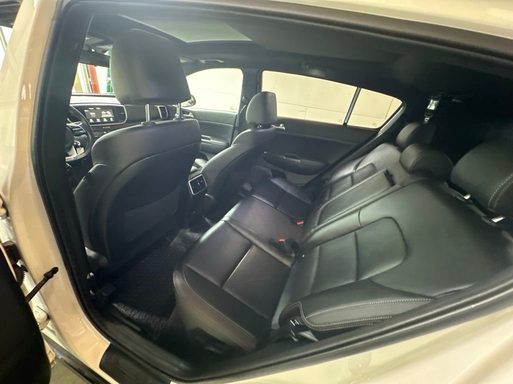 Used 2022 White Kia Nightfall image 21