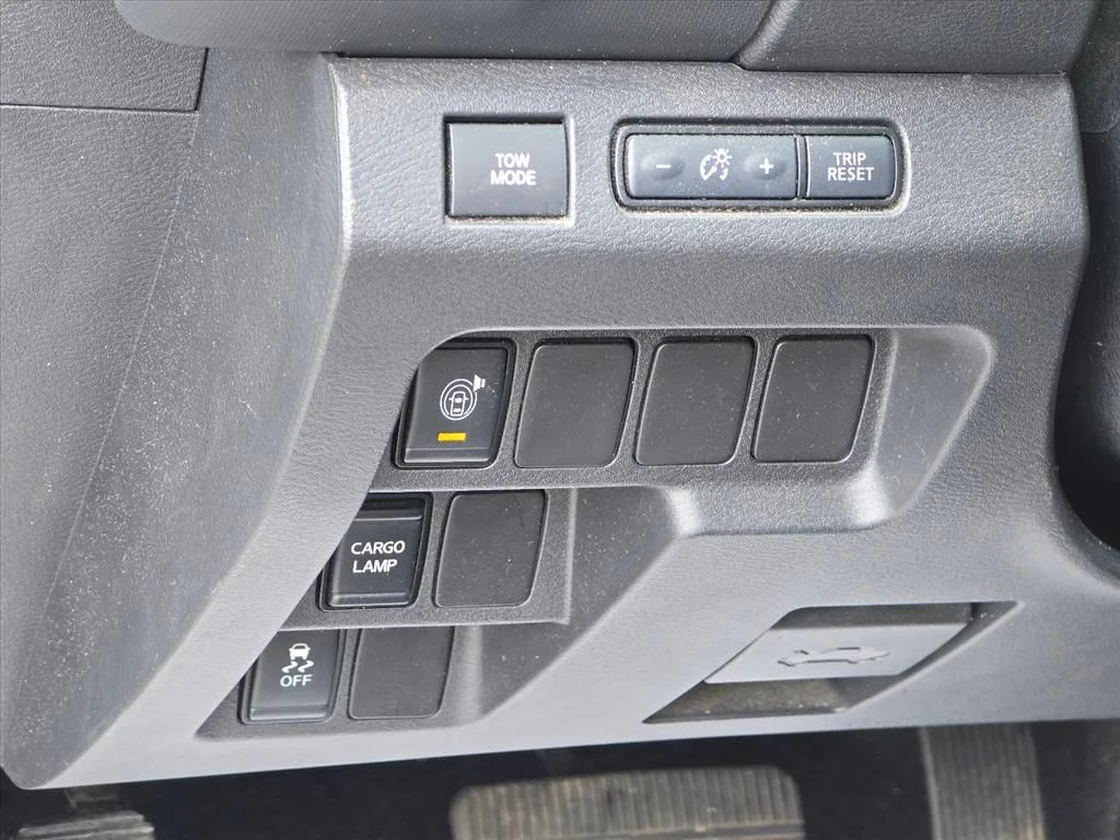 Used 2022 White Nissan S image 8