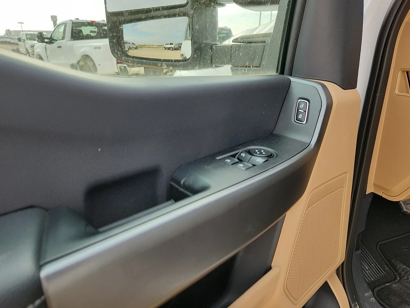 New 2027 Oxford White Ford XLT image 15
