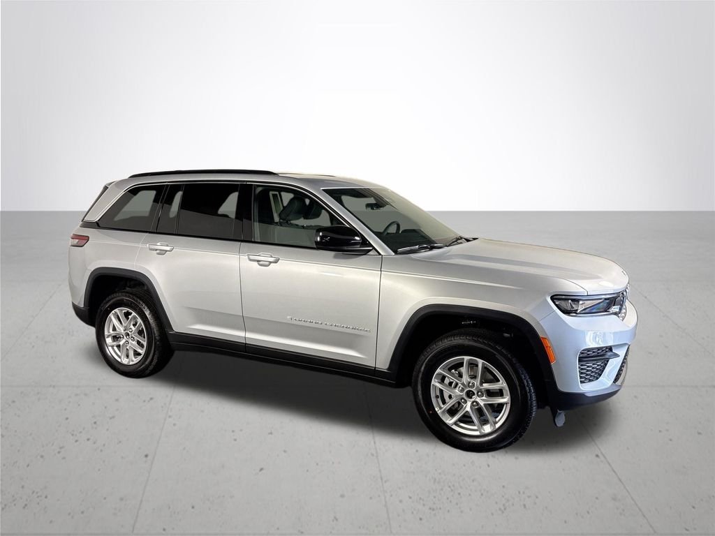 New 2026 Silver Zynith Exterior Paint Jeep Laredo image 4