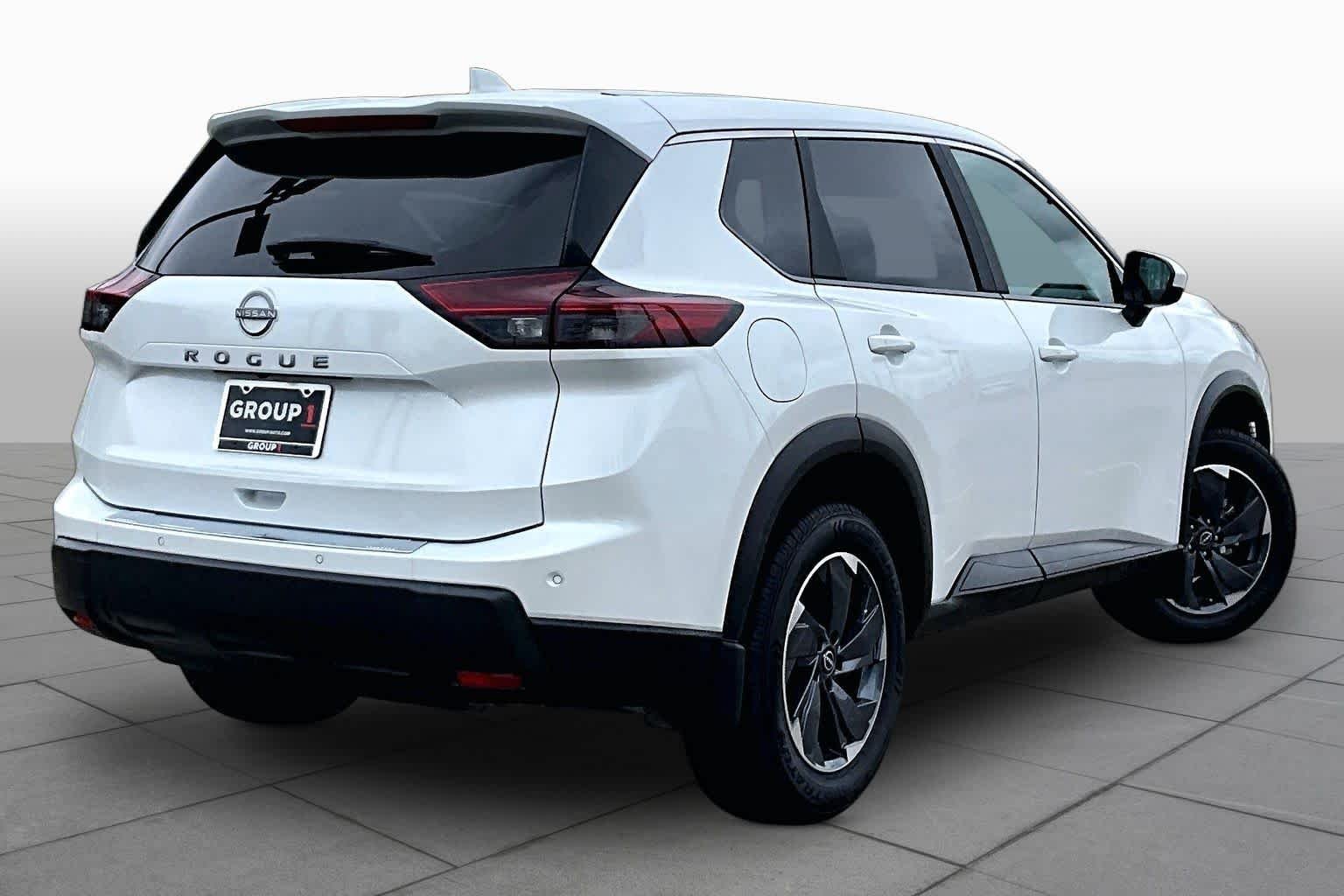 Used 2025 Everest White Pearl Nissan SV image 13