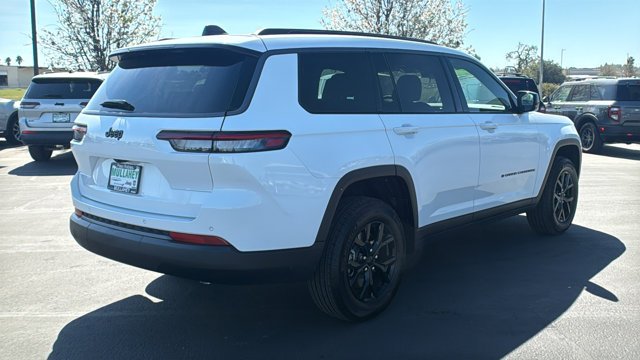New 2026 Bright White Clear-Coat Exterior Paint Jeep Laredo Altitude image 3