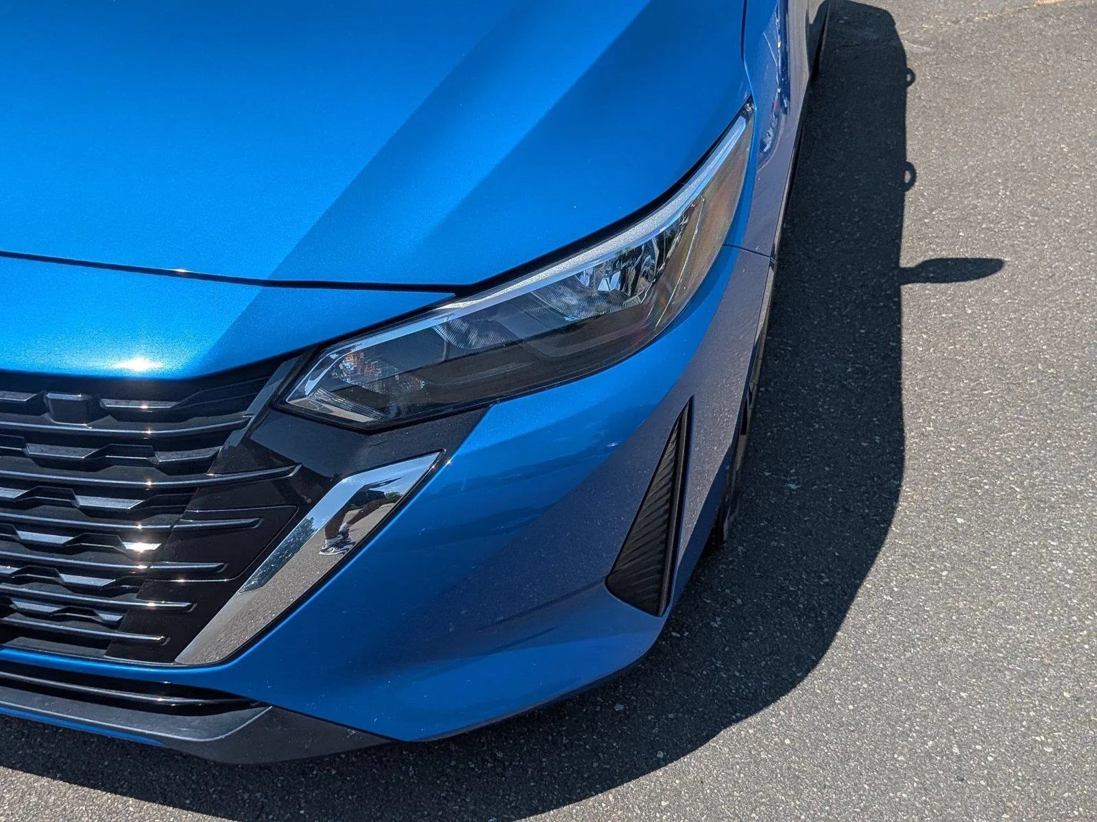 Used 2025 Electric Blue Metallic Nissan SV image 9