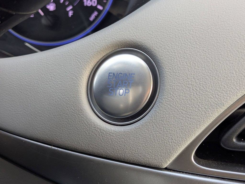 Used 2020  Hyundai SEL image 19