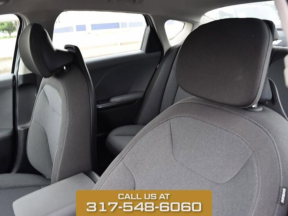 2025 Kia K4 LXS - Photo 17