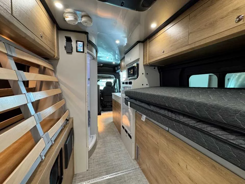 New 2027 BRIGHT SILVER METALLIC AIRSTREAM  image 19