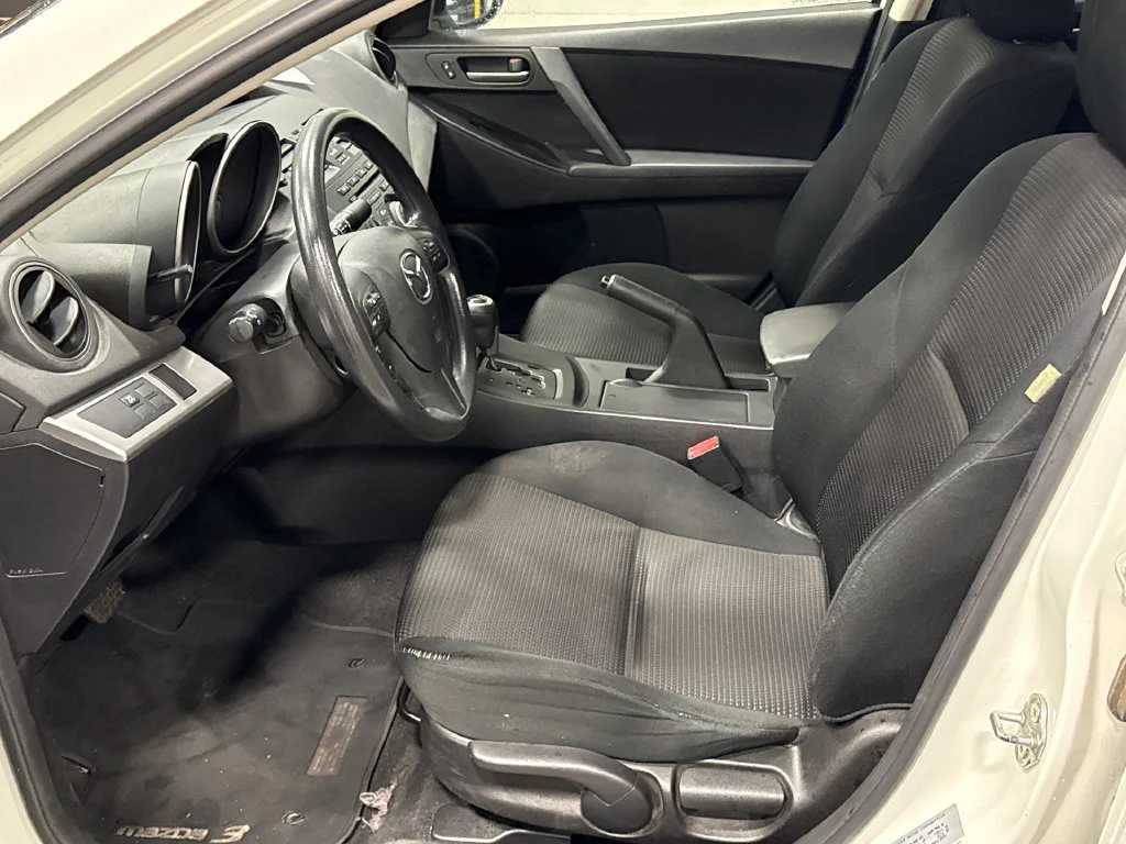 Used 2013 White Mazda i Sport image 6
