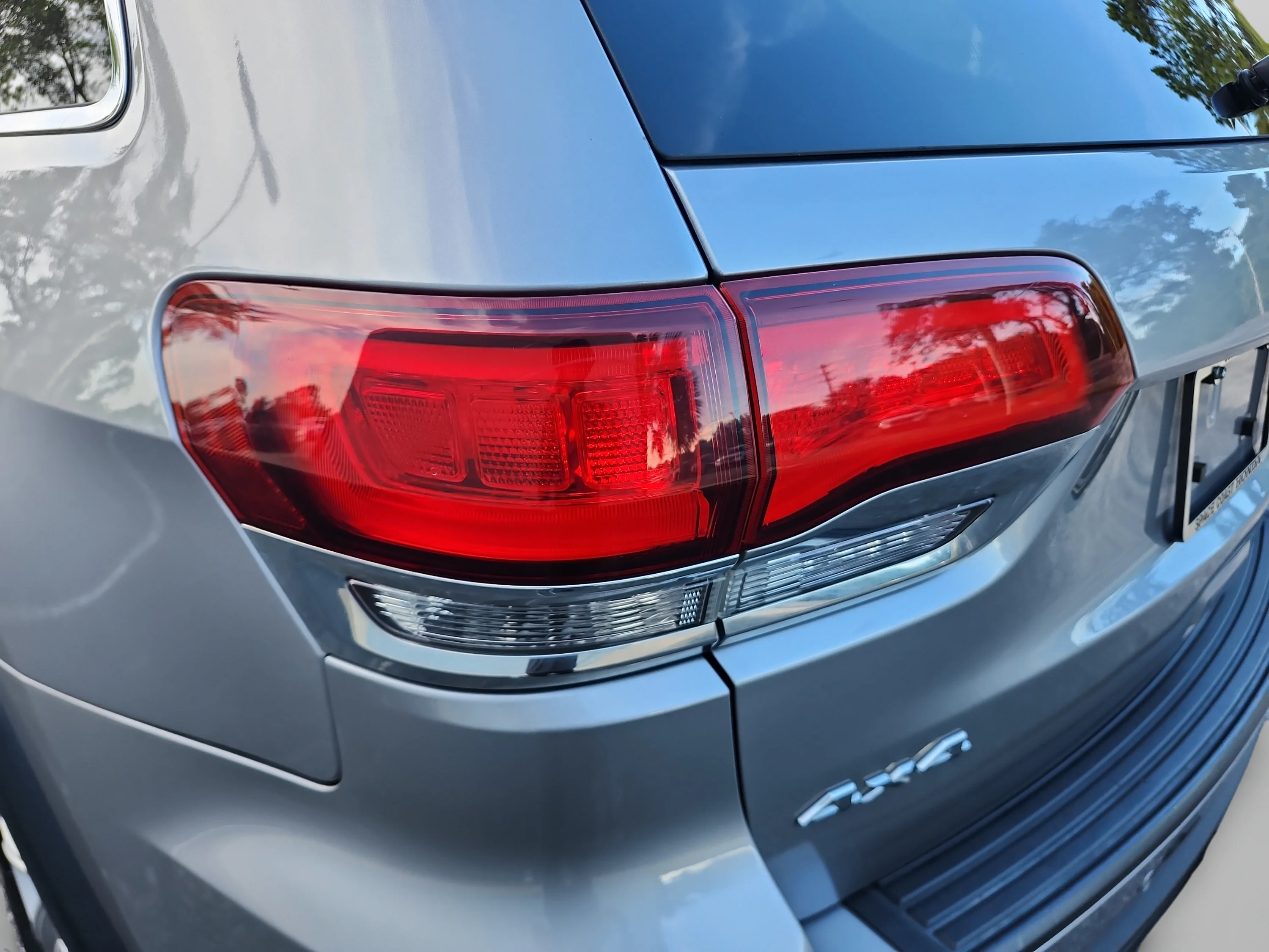 Used 2021 Billet Silver Metallic Clearcoat Jeep Laredo E image 15