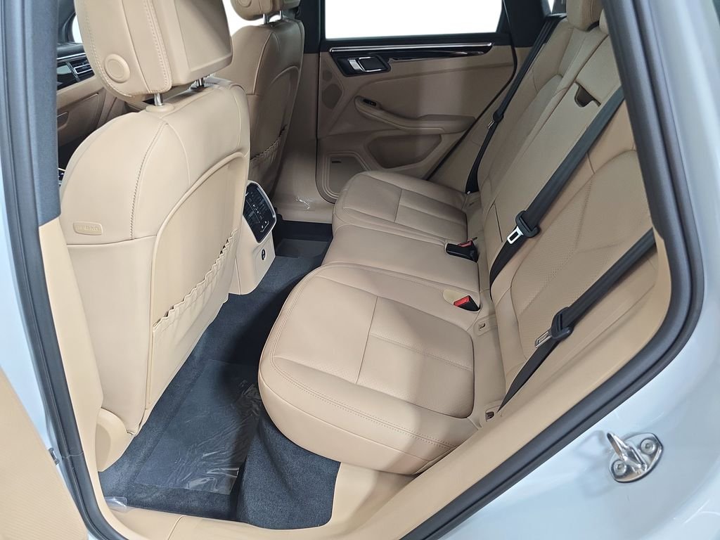 2026 Porsche Macan T - Photo 24