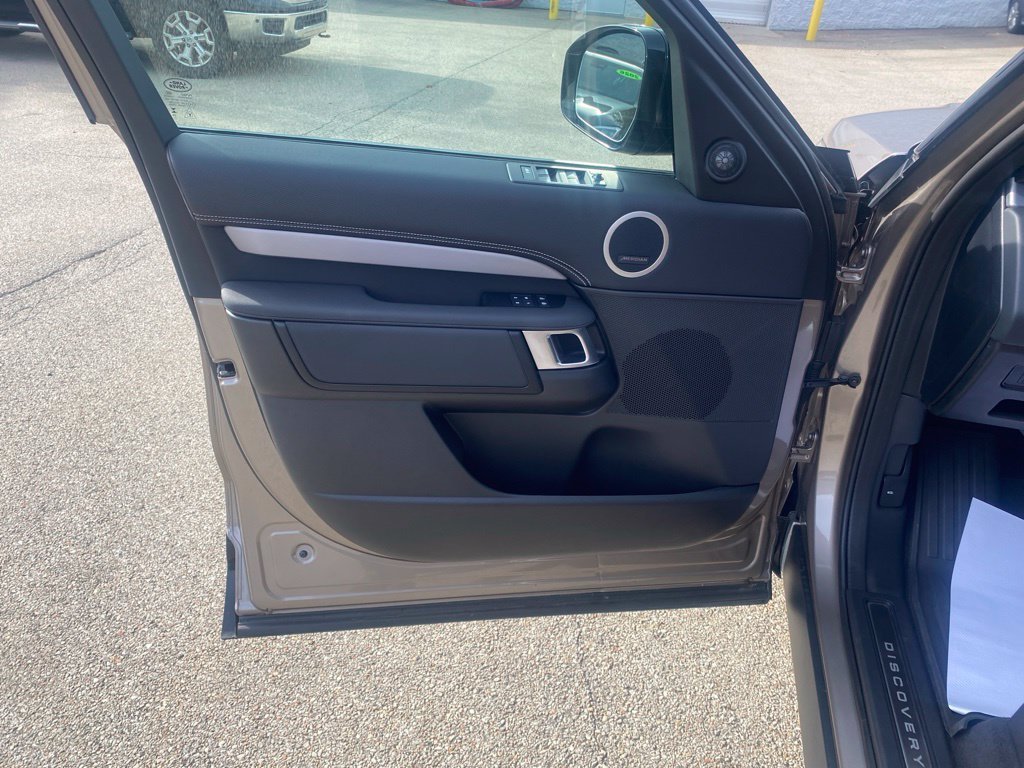 Used 2025  Land Rover Dynamic SE image 9