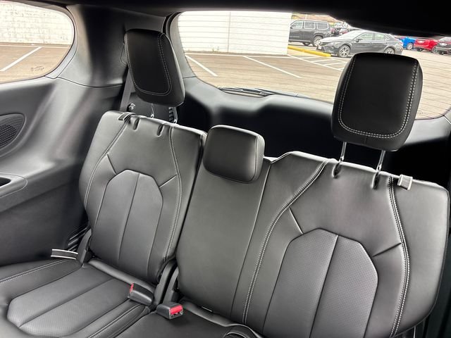 New 2027 Bright White Clear-Coat Exterior Paint Chrysler Select image 9