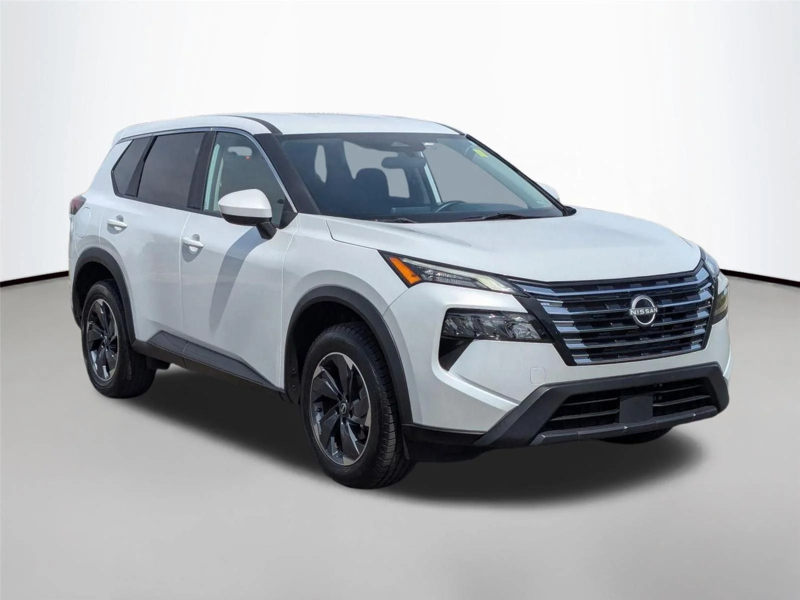 Used 2024 Everest White Pearl Nissan SV image 4
