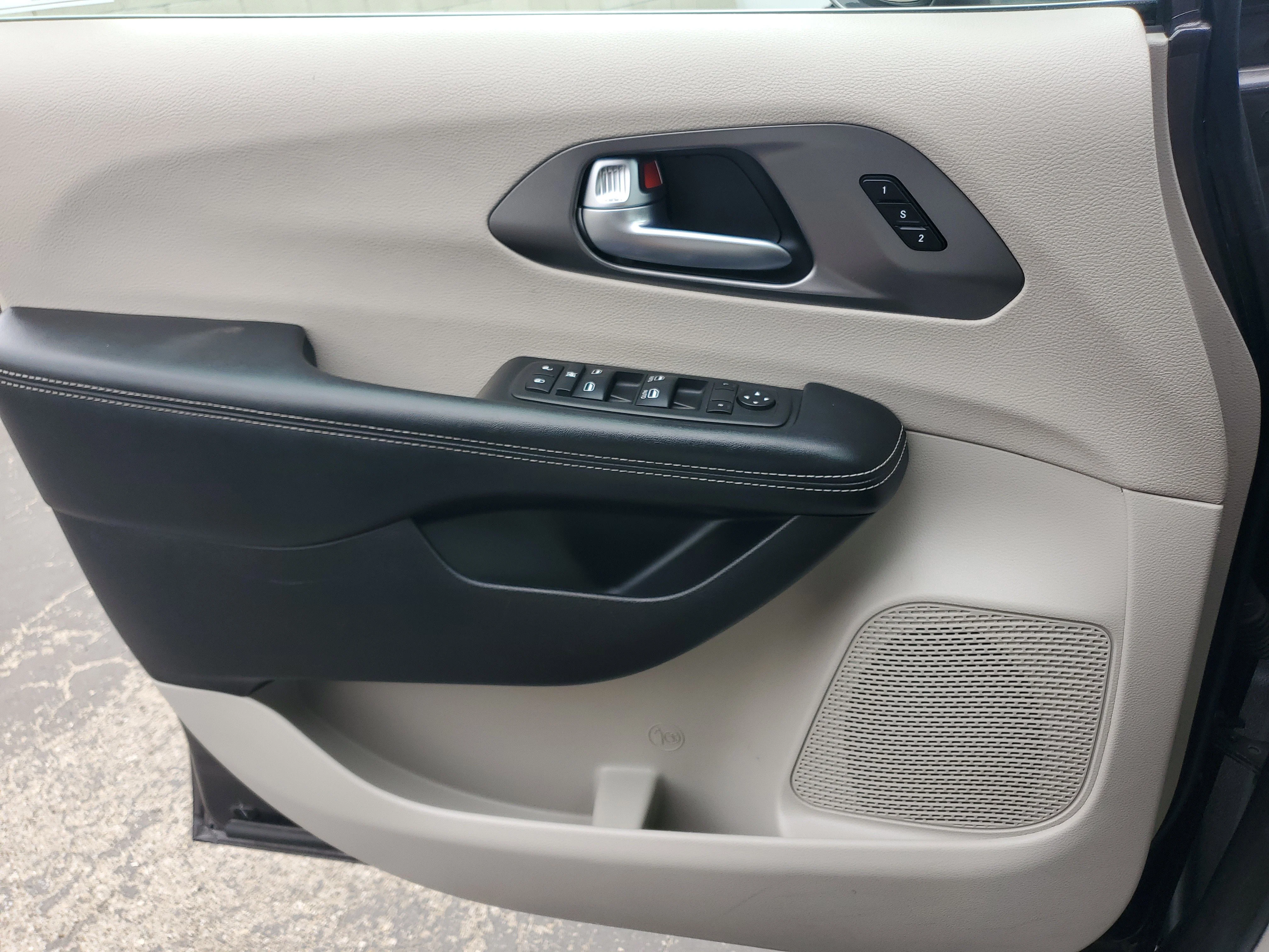 Certified Used 2022 Gray Chrysler Touring L image 27