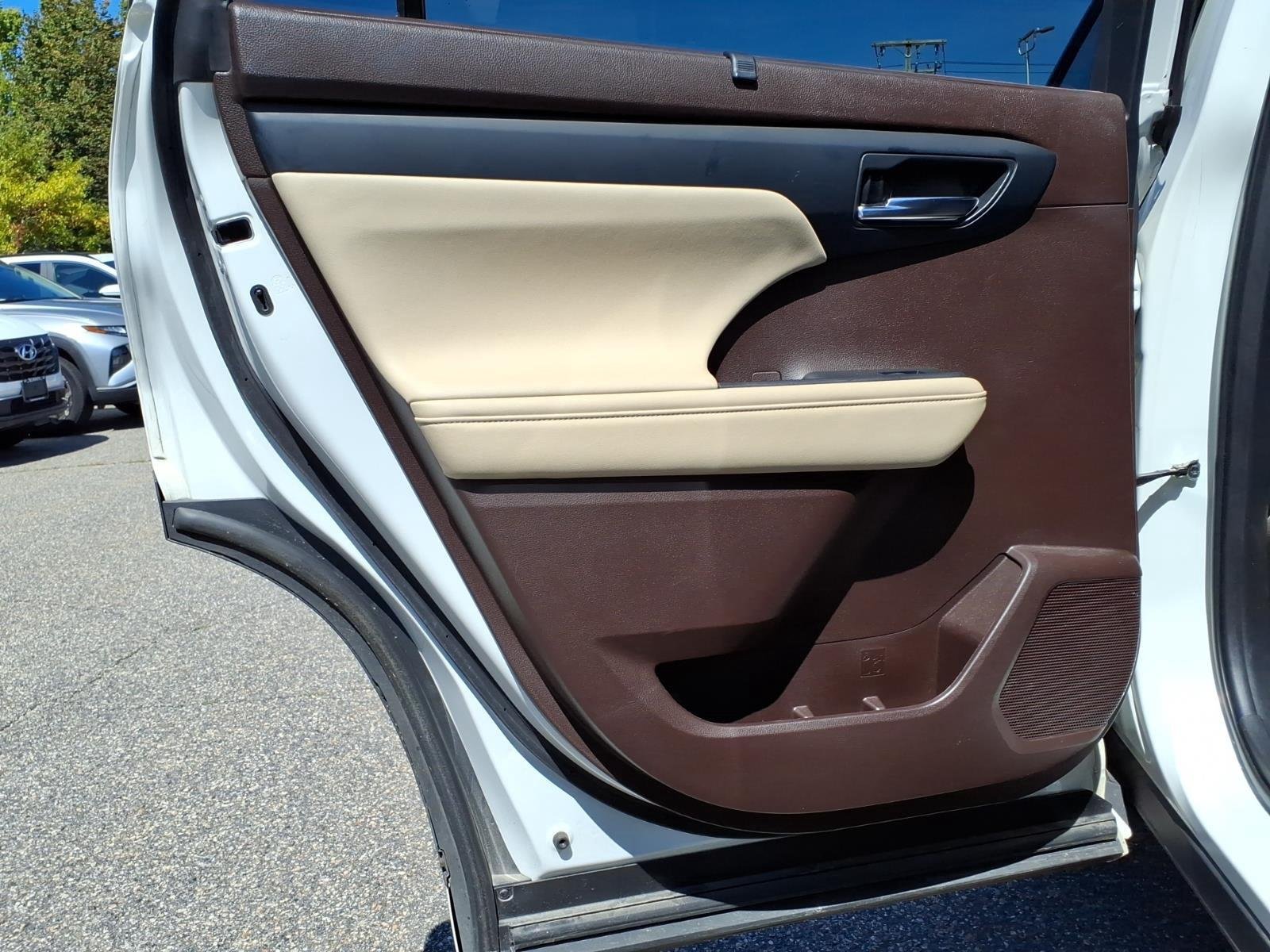 Used 2021 Blizzard Pearl Toyota XLE image 19