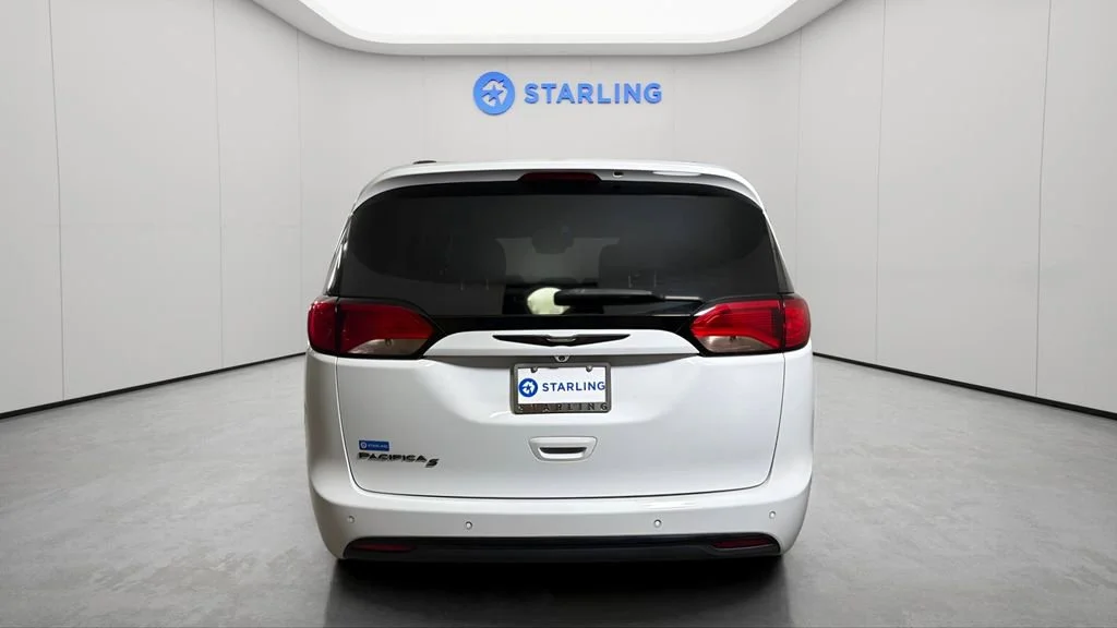 Used 2019 White Chrysler Touring Plus image 8