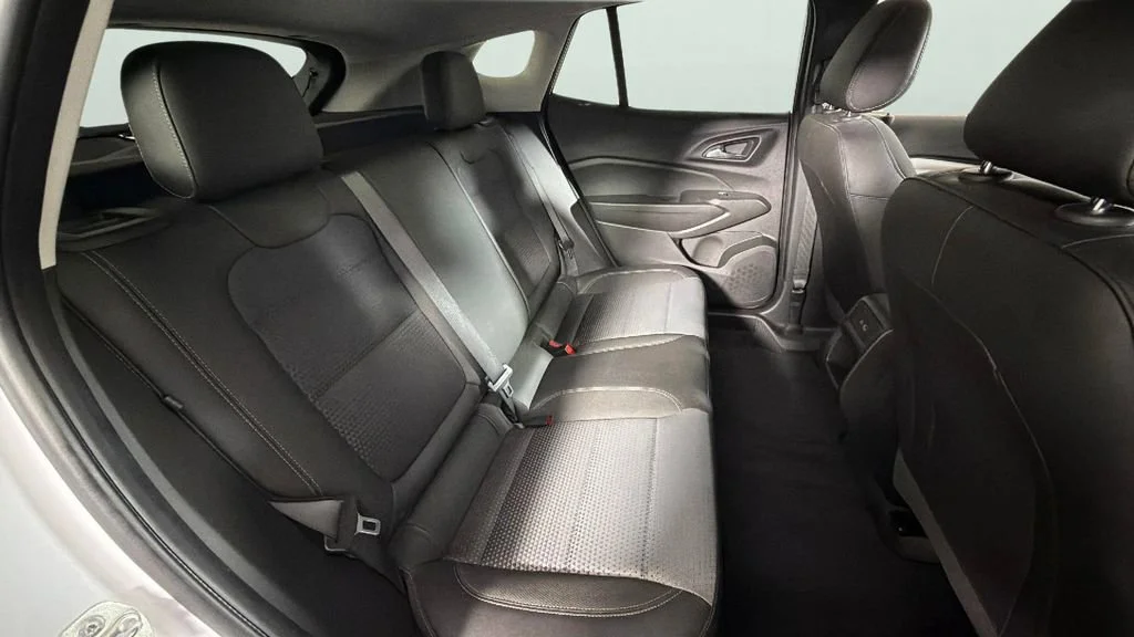 Used 2025 Summit White Chevrolet LT image 29
