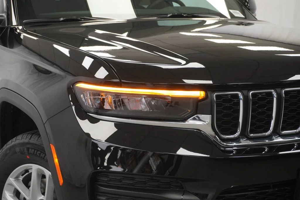 New 2026 Diamond Black Crystal Pearl-Coat Exterior Paint Jeep Laredo X image 5
