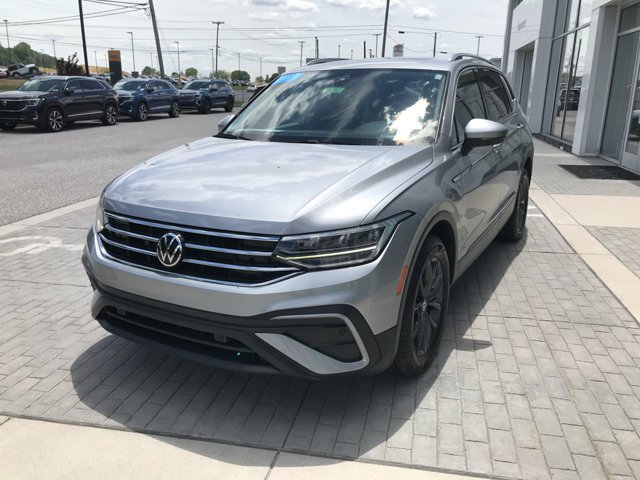 Used 2022 Pyrite Silver Metallic Volkswagen SE image 4