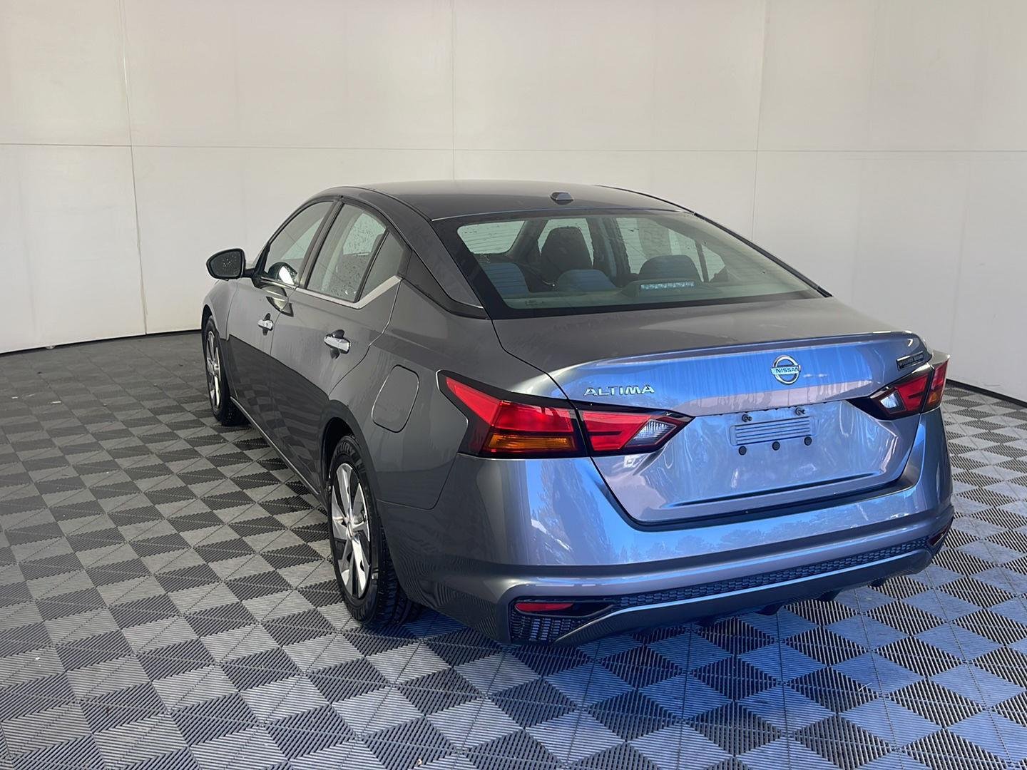 Used 2019 Gun Metallic Nissan 2.5 S image 9