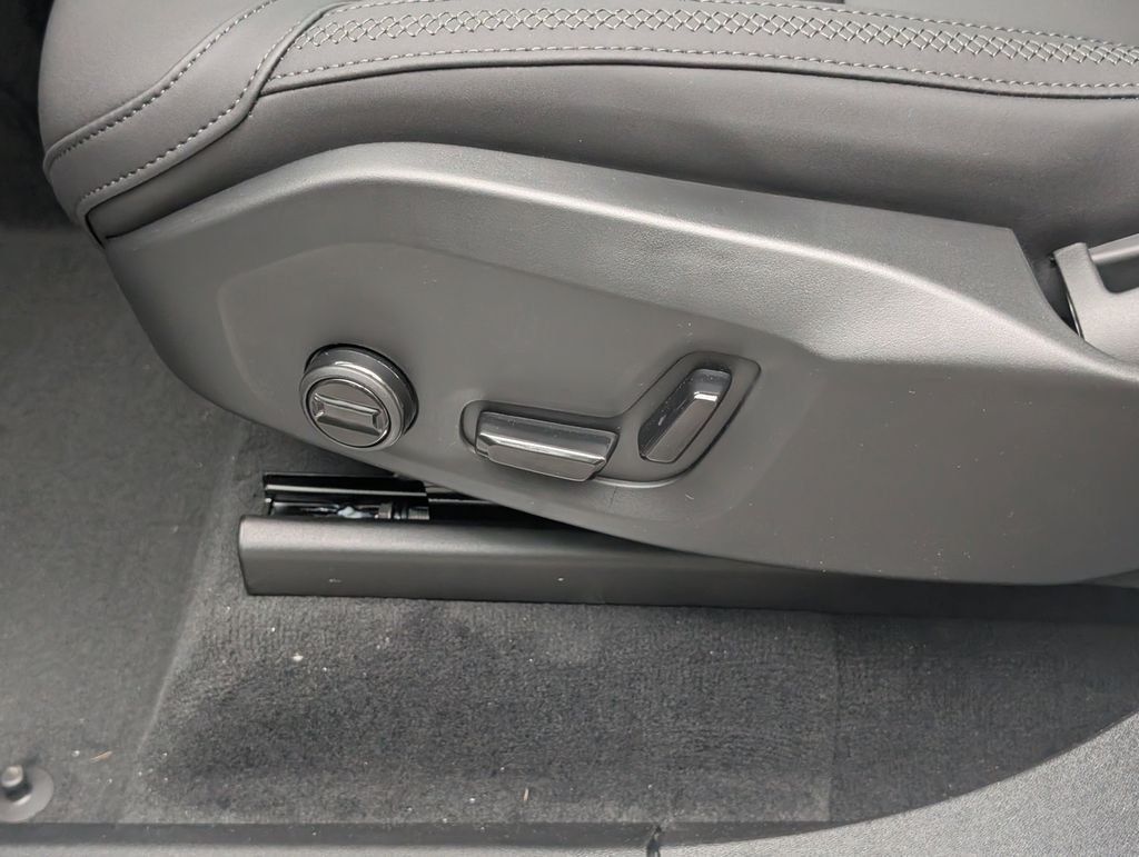2025 Volvo XC90 Plus - Photo 16