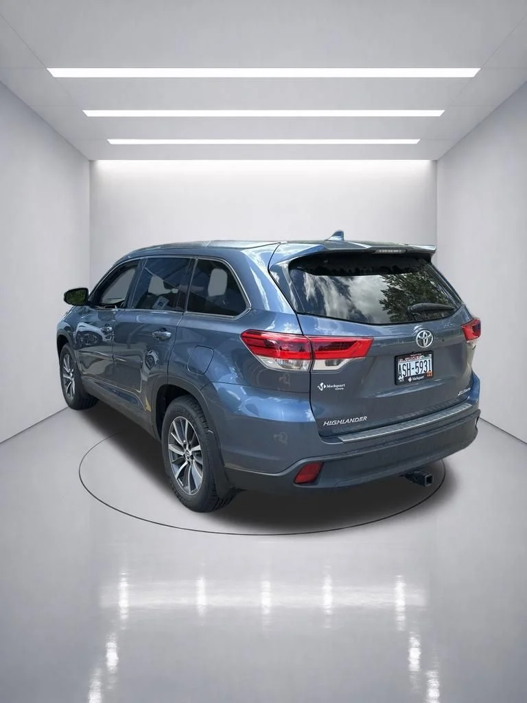 Used 2019 Shoreline Blue Pearl Toyota XLE image 7