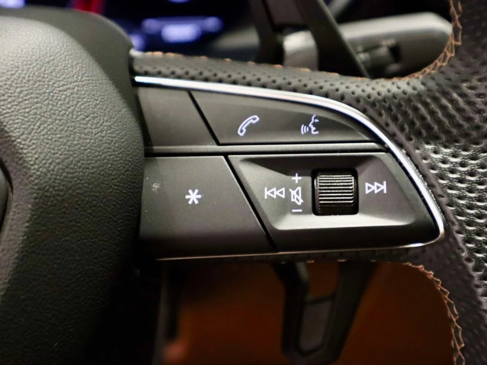 Used 2023 Black Lamborghini S AWD image 32