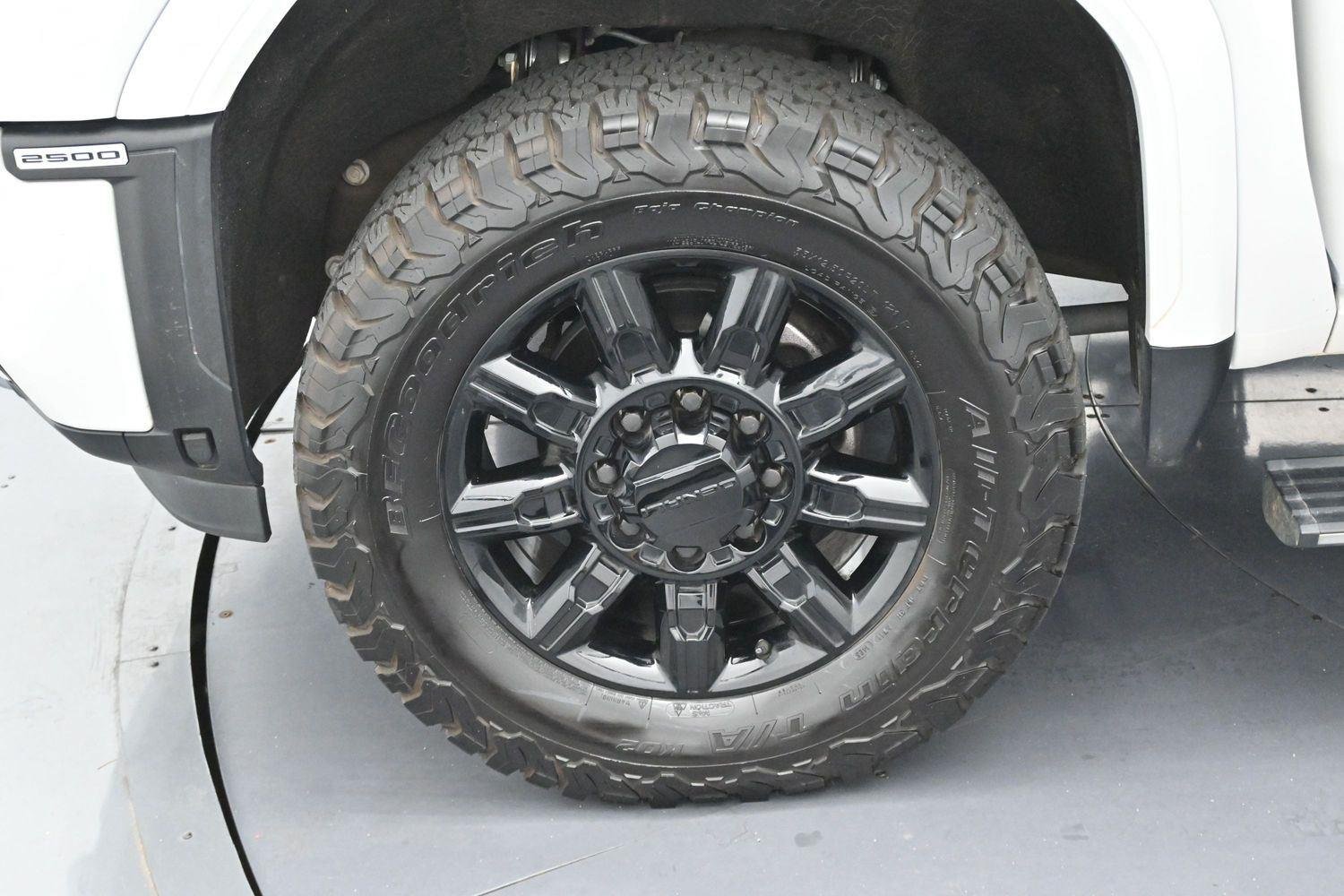 Used 2024 White Frost Tricoat GMC Denali image 39