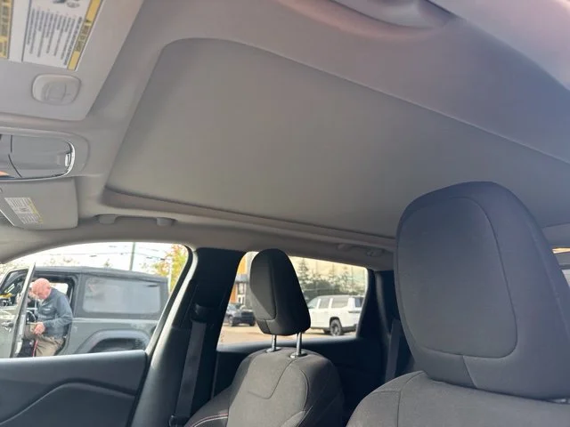 Used 2017 Diamond Black Crystal Pearlcoat Jeep Latitude image 16