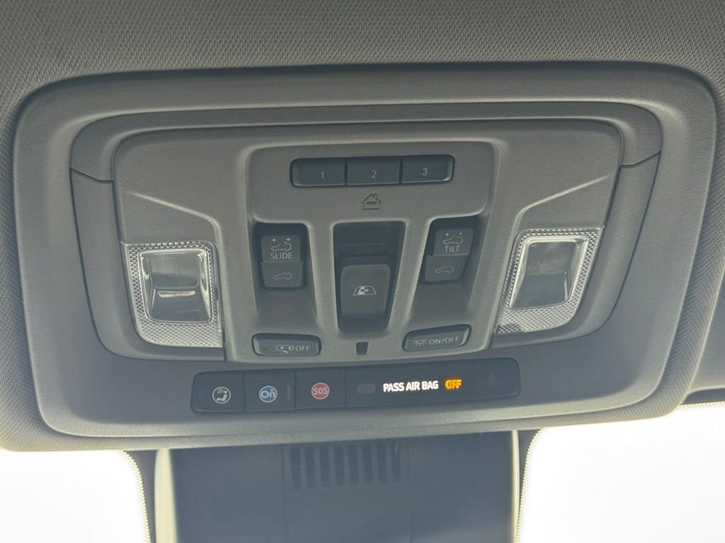 Used 2022 White Frost Tricoat GMC Denali image 22