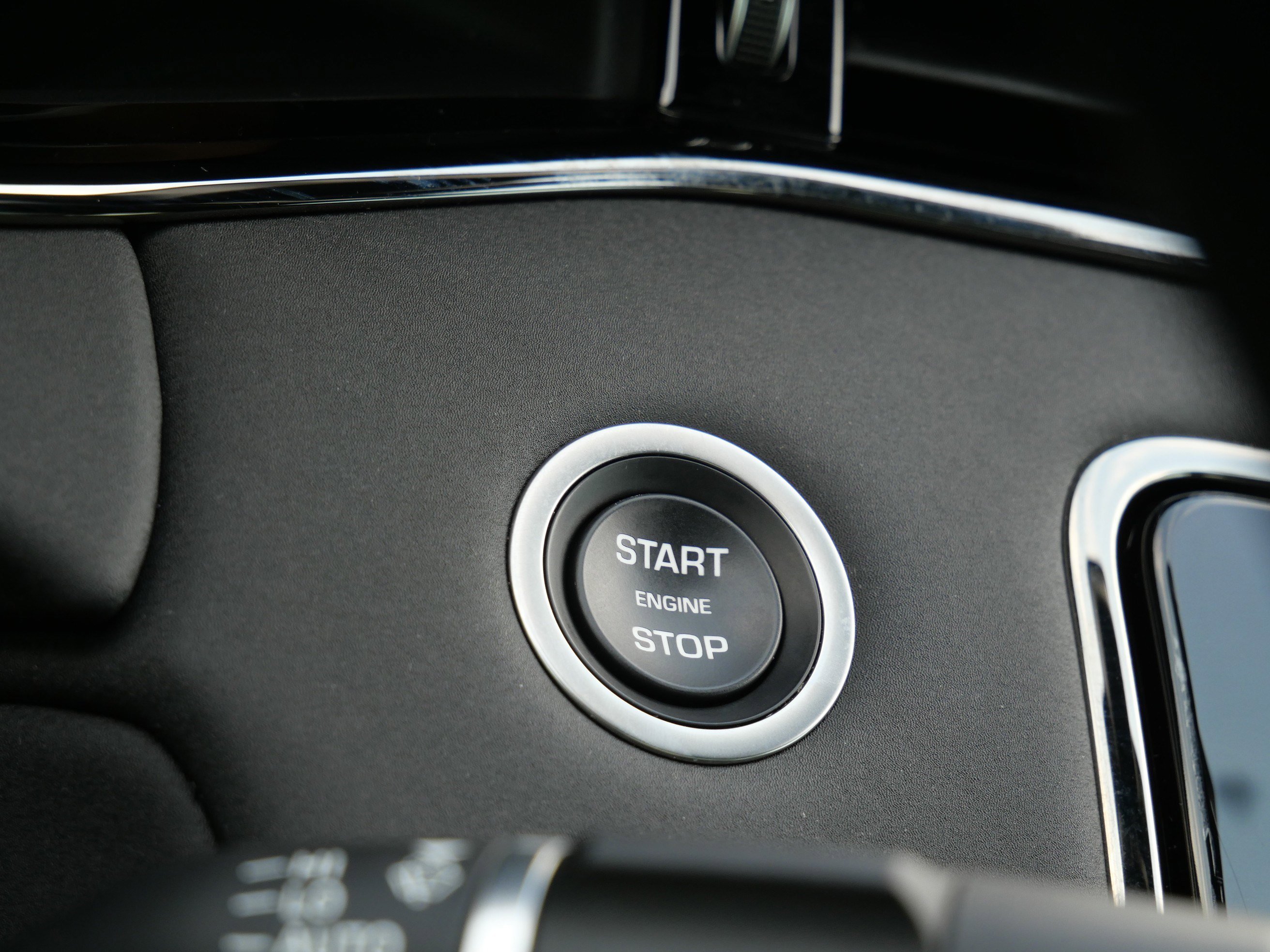 Used 2023 Fuji White Land Rover R-Dynamic SE image 27