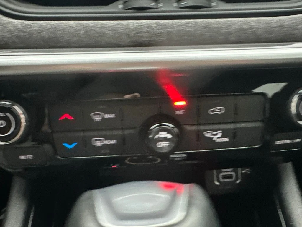 Used 2023 White Jeep Latitude image 17