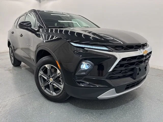 Used 2025 Black Chevrolet 2LT image 3