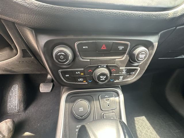 Used 2019 Red Jeep Latitude image 36