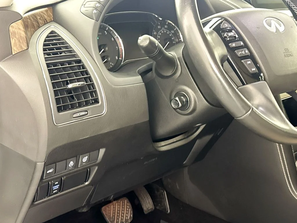 Used 2024 White INFINITI Premium Select image 10