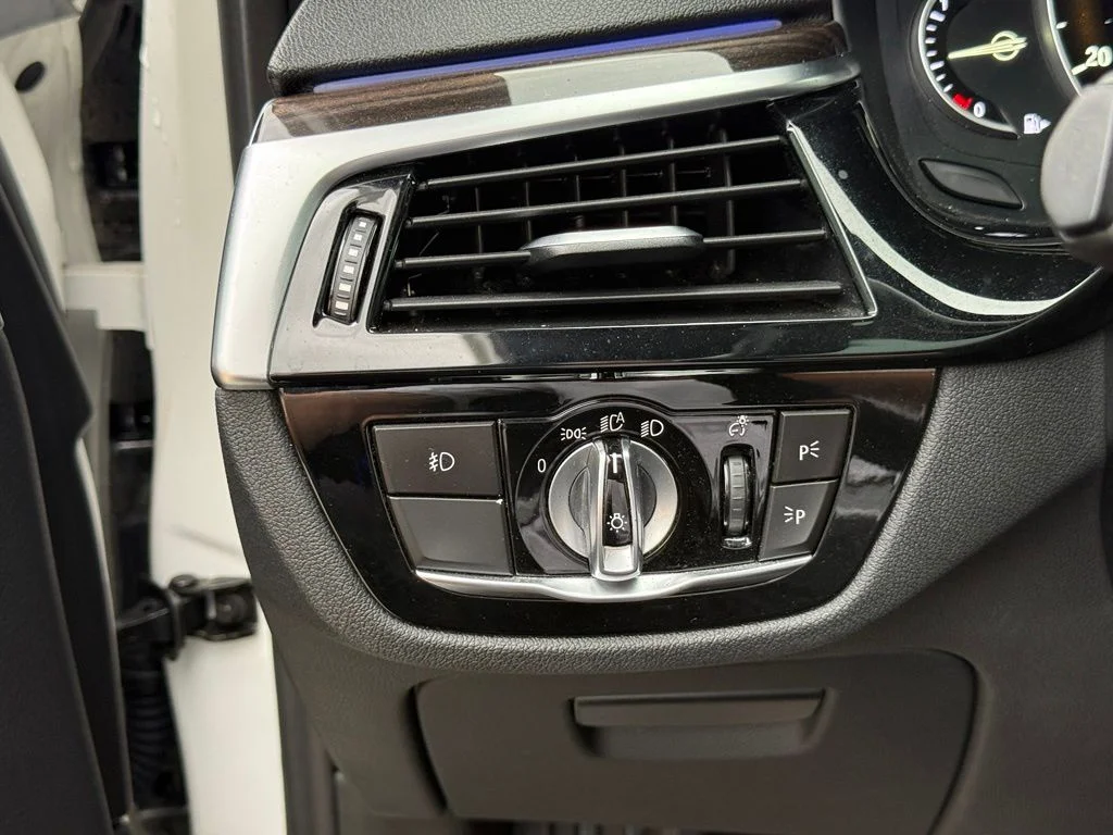 Used 2018 White BMW 530e iPerformance image 18