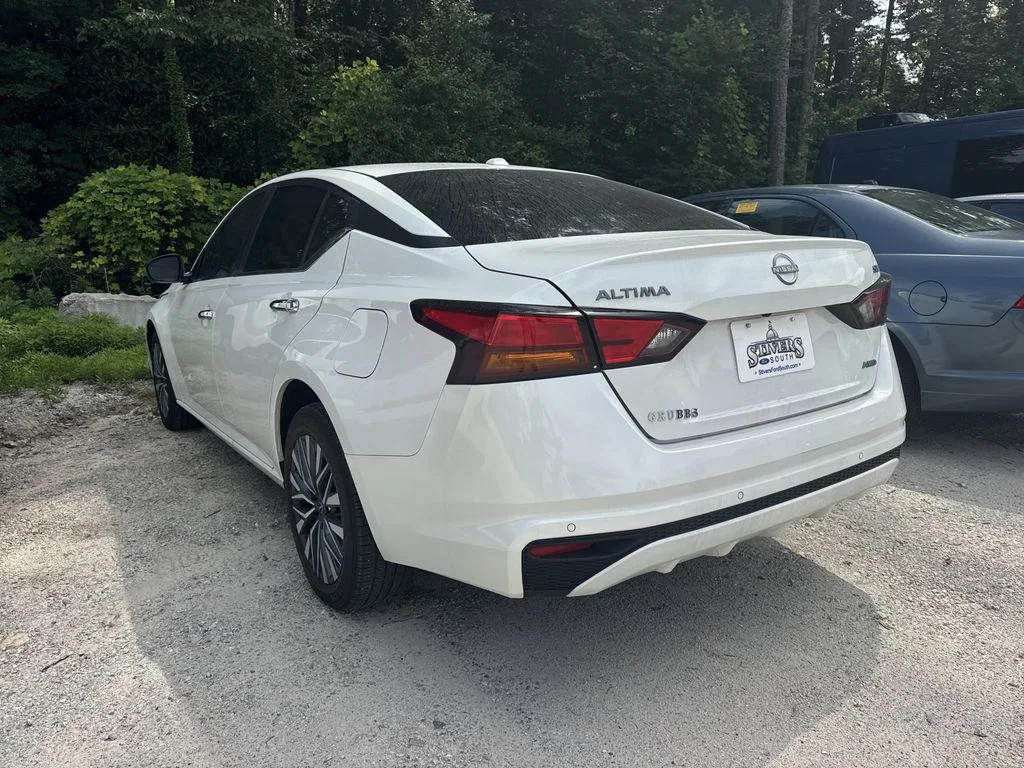 Used 2024 White Nissan 2.5 SV image 4