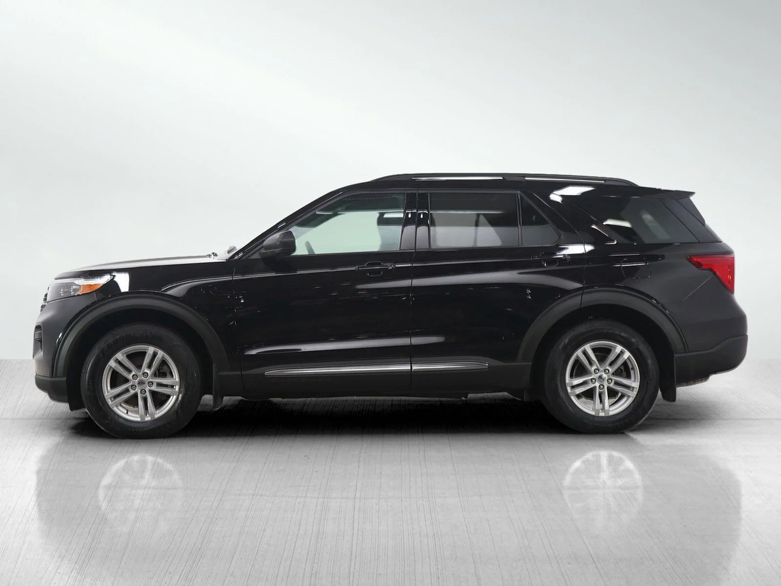 Used 2022 Ford Explorer XLT with VIN 1FMSK8DH0NGA34421 for sale in Wayzata, Minnesota