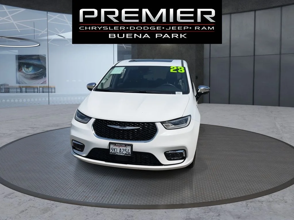 Used 2023 White Chrysler Limited image 3